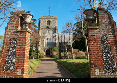 L'église paroissiale de St Mary et St Nicholas, construit entre 11e et 15e siècle, Leatherhead, Surrey, England, UK Banque D'Images