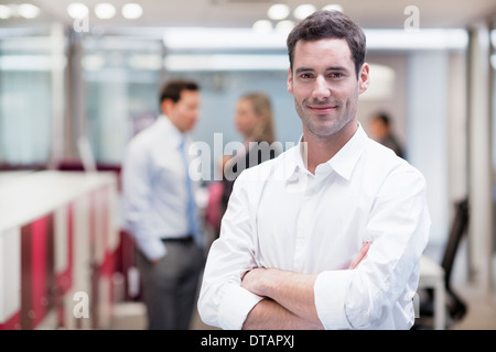 Portrait of smiling handsome businessman in office, à huis clos Banque D'Images