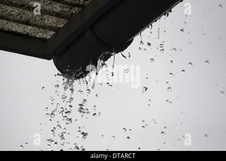 Hambourg, Allemagne, de gouttes de pluie tombant du toit d'une maison Banque D'Images