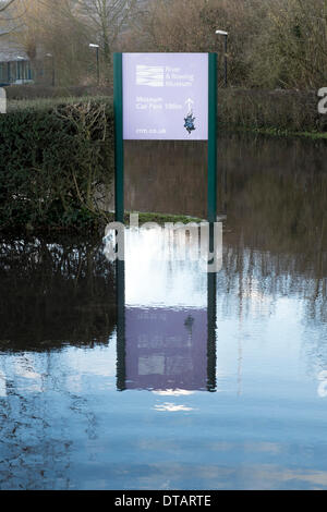 Henley Rowing Museum et la rivière reflet dans l'eau inondation signe Banque D'Images