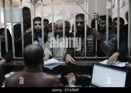 La ville de Gaza. Feb 13, 2014. À la foule des patients palestiniens le Hamas, ministère de la santé dans la ville de Gaza pendant qu'ils attendent pour les documents officiels pour recevoir un traitement médical en Israël ou dans l'Autorité palestinienne de la Cisjordanie, le 13 février 2014. Des dizaines de patients palestiniens qui cherchent à obtenir un traitement en Israël se sont vu refuser l'accès par les autorités israéliennes par Erez avec Gaza pour la tenue de documents en utilisant le terme "État de Palestine". Credit : Wissam Nassar/Xinhua/Alamy Live News Banque D'Images