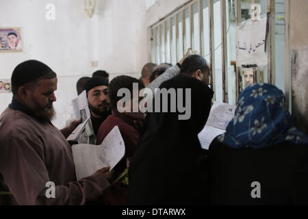 La ville de Gaza. Feb 13, 2014. À la foule des patients palestiniens le Hamas, ministère de la santé dans la ville de Gaza pendant qu'ils attendent pour les documents officiels pour recevoir un traitement médical en Israël ou dans l'Autorité palestinienne de la Cisjordanie, le 13 février 2014. Des dizaines de patients palestiniens qui cherchent à obtenir un traitement en Israël se sont vu refuser l'accès par les autorités israéliennes par Erez avec Gaza pour la tenue de documents en utilisant le terme "État de Palestine". Credit : Wissam Nassar/Xinhua/Alamy Live News Banque D'Images