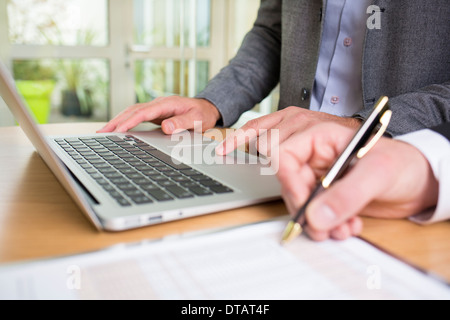 Libre de deux mains d'hommes d'affaires travaillant en bureau avec ordinateur portable Banque D'Images