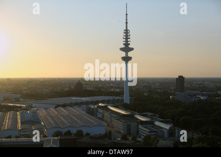 Hambourg, Allemagne, la Heinrich- Hertz-Turm et les halls de la foire de Hambourg Banque D'Images