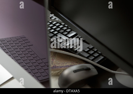 Ordinateur portable, souris et clavier, close-up Banque D'Images