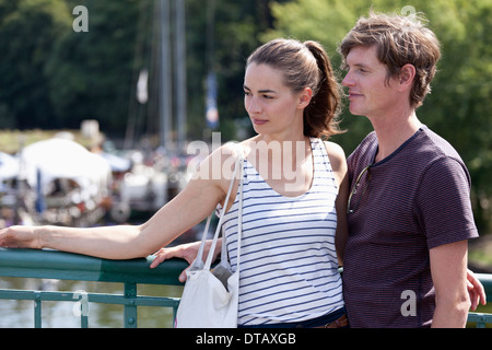 Jeune couple standing on bridge Banque D'Images