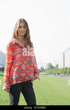 Young woman standing in park, portrait Banque D'Images