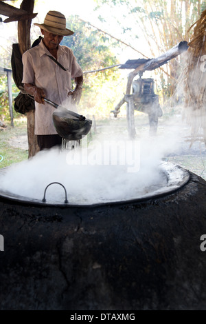 Un fermier panaméen fait bouillir du jus de canne à sucre dans sa petite ferme à El Rosario, près de Penonome, dans la province de Cocle, République du Panama, Amérique centrale. Banque D'Images