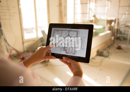 Femme architecte travaillant avec tablette électronique on Construction site Banque D'Images