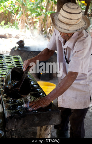 Man Raspadura panaméenne à partir de la canne près de Penonome dans la province de Cocle, République du Panama. Banque D'Images