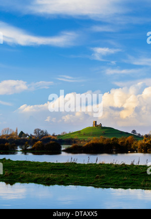 Burrow Mump, passant au-dessus des inondations dévastatrices de 2014, sur un poisson dans l'après-midi Banque D'Images