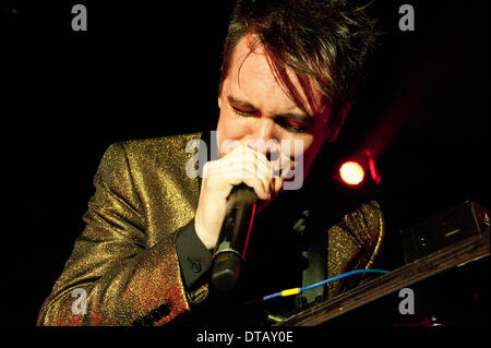 Texas, USA. 12 Février, 2014. Brendon Urie joue avec sa bande de panique ! À la discothèque en concert à l'Emo's le 12 février 2014 à Austin, Texas - USA. Credit : Manuel Nauta/NurPhoto ZUMAPRESS.com/Alamy/Live News Banque D'Images