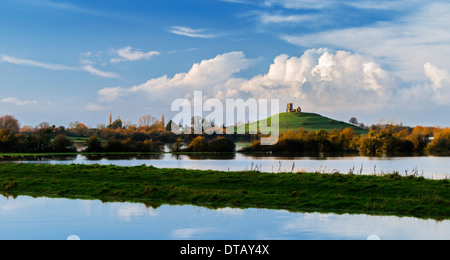 Burrow Mump, passant au-dessus des inondations dévastatrices de 2014, sur un poisson dans l'après-midi Banque D'Images