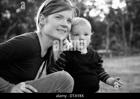 Mother with baby boy, looking away Banque D'Images