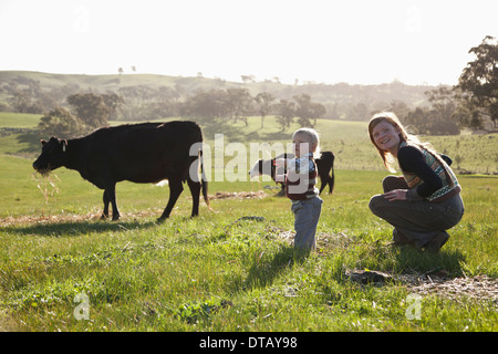 Mother with baby boy, looking away Banque D'Images