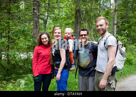 La famille et les amis en forêt, smiling Banque D'Images