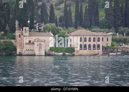 Le Punta San Vigilio, avec son église du xiiie siècle, l'hôtel Locanda San Vigilio et Villa Brenzone, sur les rives du lac de Garde, Italie. Banque D'Images