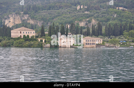 Le Punta San Vigilio, avec son église du xiiie siècle, l'hôtel Locanda San Vigilio et Villa Brenzone, sur les rives du lac de Garde, Italie. Banque D'Images