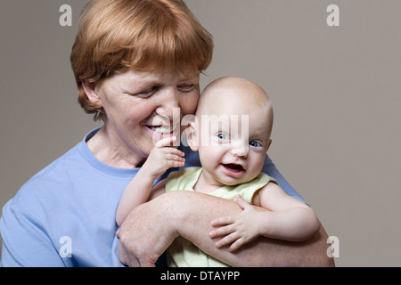 Grand-mère jouant avec son petit-fils, close-up Banque D'Images