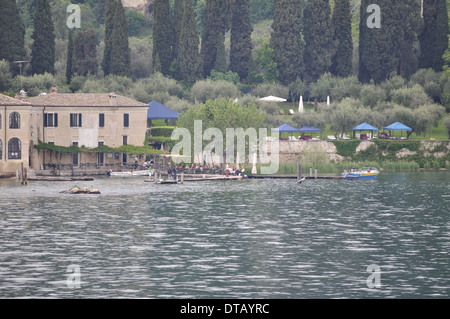 Le Punta San Vigilio, avec son église du xiiie siècle, l'hôtel Locanda San Vigilio et Villa Brenzone, sur les rives du lac de Garde, Italie. Banque D'Images