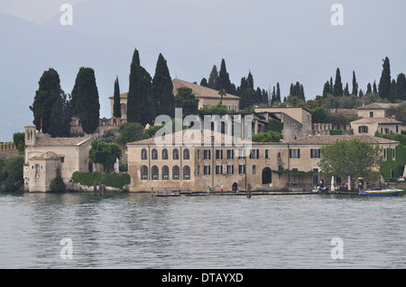 Le Punta San Vigilio, avec son église du xiiie siècle, l'hôtel Locanda San Vigilio et Villa Brenzone, sur les rives du lac de Garde, Italie. Banque D'Images