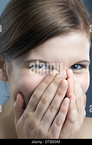 Portrait of young woman smiling, close-up Banque D'Images