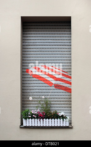 Parasol peint sur blinds et les plantes dans la fenêtre de dialogue Banque D'Images