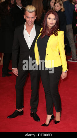 Londres, Royaume-Uni, 13 février 2014 Amy Childs et Harry Derbidge arrive à la première UK de 'A New York Winter's Tale" au cinéma Odeon à Kensington High Street à Londres : Crédit MRP/Alamy Live News Banque D'Images