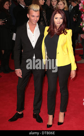 Londres, Royaume-Uni, 13 février 2014 Amy Childs et Harry Derbidge arrive à la première UK de 'A New York Winter's Tale" au cinéma Odeon à Kensington High Street à Londres : Crédit MRP/Alamy Live News Banque D'Images