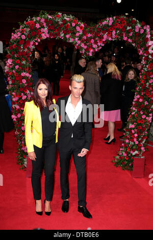 Londres, Royaume-Uni, 13 février 2014 Amy Childs et Harry Derbidge arrive à la première UK de 'A New York Winter's Tale" au cinéma Odeon à Kensington High Street à Londres : Crédit MRP/Alamy Live News Banque D'Images