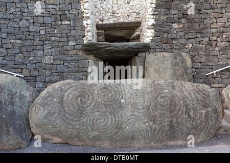 La pierre d'entrée avec l'art préhistorique mégalithique de Newgrange, monument, Patrimoine Mondial de l'UNESCO. Banque D'Images