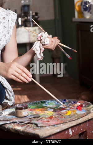 L'artiste féminine à l'aide de palette, close-up Banque D'Images