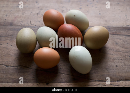 Oeufs sur table en bois, close-up Banque D'Images