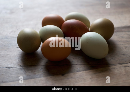 Oeufs sur table en bois, close-up Banque D'Images