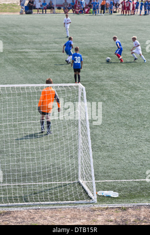 Les garçons jouent au football à la hauteur tonale Banque D'Images