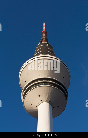 Low angle view of Heinrich Hertz radio tour de télécommunication, Hambourg, Allemagne Banque D'Images