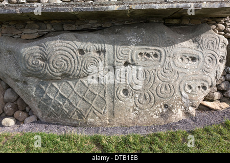 L'art rupestre néolithique de Newgrange, sculptés, monument préhistorique, Site du patrimoine mondial de l'UNESCO.. Monument préhistorique, UNESCO World Heritage Site. Banque D'Images