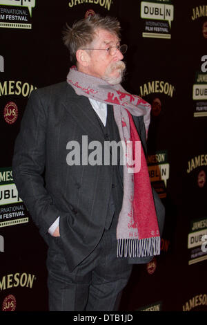 Dublin, Irlande. 13 février 2014. L'acteur anglais John Hurt pose pour les caméras sur le tapis rouge à la première de 'Calvaire irlandais'. Directeur irlandais John Michael McDonagh, l'auteur et directeur, ainsi qu'acteurs Brendan Gleeson et Kelly Reilly a assisté à la première mondiale de l'irlandais "Calvaire", qui a ouvert la Jameson Dublin International Film Festival 2014 en Savoie Cinéma. Crédit : Michael Debets/Alamy Live News Banque D'Images