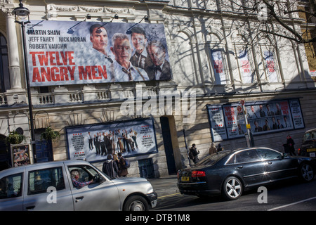 Garrick Theatre montrant une production West End de douze hommes en colère sur Charing Cross Road. Banque D'Images