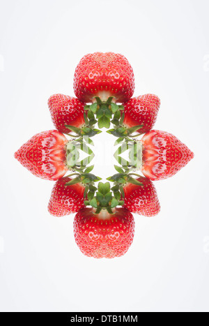 Un composite numérique d'images en miroir d'un arrangement de fraises Banque D'Images