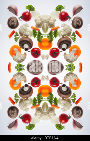 A digital composite de miroir de morceaux de légumes variés Banque D'Images