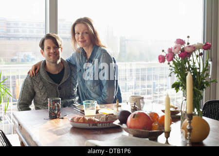 Couple assis à une table à manger avec petit déjeuner Banque D'Images