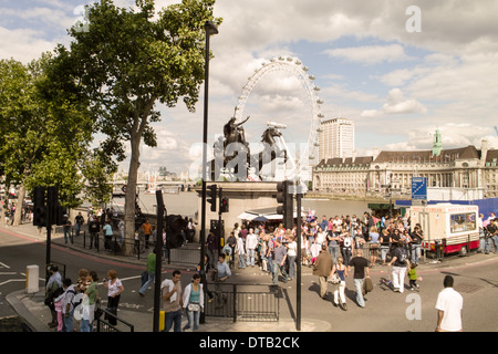 Les touristes à Westminster, à proximité de statue si Boudicca Banque D'Images