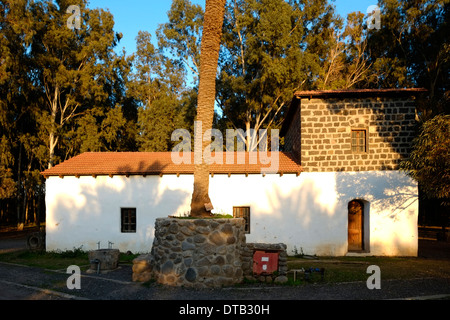 Vue sur le moteur restauré maison situé à l'entrée au kibboutz Kinneret appelé Beit HaMotor en hébreu, construit en 1910 et installé la première station de pompage qui, pendant de nombreuses années, a servi à l'irrigation par pompage de l'eau de la mer de Galilée, de Tibériade, également ou le lac de Tibériade, un vaste lac d'eau douce dans le nord d'Israël Banque D'Images