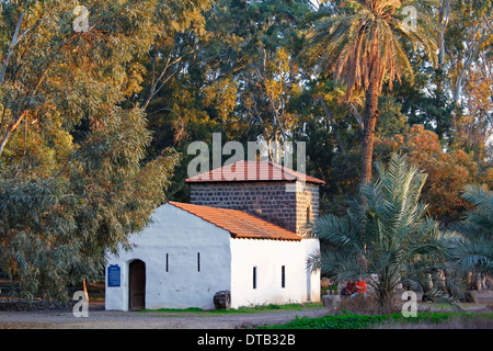 Vue sur le moteur restauré maison situé à l'entrée au kibboutz Kinneret appelé Beit HaMotor en hébreu, construit en 1910 et installé la première station de pompage qui, pendant de nombreuses années, a servi à l'irrigation par pompage de l'eau de la mer de Galilée, de Tibériade, également ou le lac de Tibériade, un vaste lac d'eau douce dans le nord d'Israël Banque D'Images