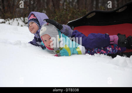 Washington, USA. Feb 13, 2014. Les enfants jouent dans la neige Washington DC, capitale des États-Unis, le 13 février 2014. La tempête de l'hiver aux États-Unis d'états du sud a apporté beaucoup de neige et de grésil de congélation pour le nord-est le jeudi, la fermeture des agences fédérales, les écoles et les aéroports tout en laissant un demi-million de personnes sans électricité.La neige et la glace a rendent les déplacements difficiles pour les navetteurs dans le centre-ville de D.C. zone comme le gouvernement local a exhorté les résidents à rester à l'intérieur et de la routes dangereuses. Banque D'Images