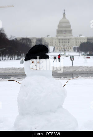 Washington, USA. Feb 13, 2014. Un bonhomme est vu en face du Capitole sur le National Mall à Washington DC, capitale des États-Unis, le 13 février 2014. La tempête de l'hiver aux États-Unis d'états du sud a apporté beaucoup de neige et de grésil de congélation pour le nord-est le jeudi, la fermeture des agences fédérales, les écoles et les aéroports tout en laissant un demi-million de personnes sans électricité. La neige et la glace a rendent les déplacements difficiles pour les navetteurs dans le centre-ville de D.C. zone comme le gouvernement local a exhorté les résidents à rester à l'intérieur et de la routes dangereuses. Banque D'Images