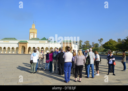 Voyages en groupe par la Mosquée royale, le Palais Royal de Rabat, Rabat, Rabat-Salé-Zemmour-Zaër Région, Royaume du Maroc Banque D'Images