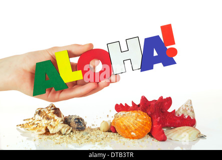 Femme hand holding colorful mot Aloha against white background Banque D'Images