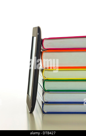 Le lecteur de livres électroniques avec une pile de livres à couverture rigide Banque D'Images